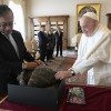 Foto / EFE / LA PATRIA  El papa Francisco recibió como regalo un café colombiano y una ruana, prenda característica del altiplano de Cundinamarca y considerada un símbolo nacional, de manos del presidente colombiano, Gustavo Petro. Foto / EFE / LA PATRIA  El papa Francisco recibió como regalo un café colombiano y una ruana, prenda característica del altiplano de Cundinamarca y considerada un símbolo nacional, de manos del presidente colombiano, Gustavo Petro.