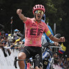 El ecuatoriano Richard Carapaz, del EF Education Easypost, celebra al ganar la quinta etapa de la carrera ciclística Tour Colombia 2024 hoy, en el Alto el Vino, Cundinamarca.