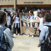 Los alumnos del 7 de agosto, todos de bachillerato, sostuvieron los carteles mientras se quejaban con estribillos que exigían mejoras estructurales.