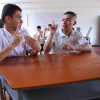 Los estudiantes sordos Daniel Felipe Soto, elegido personero, y Juan Diego Mejía, contralor, con su profesora de matemáticas, Ingrid Eliana Suárez, y la intérprete Yuri Alejandra González.