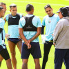 El técnico del Once Caldas, Hernán Darío Herrera, habla con Jorge Cardona, Iván Rojas, Jéider Riquett, Dayro Moreno y James Aguirre, ayer, en el estadio Palogrande. El equipo viajará hoy a Barranquilla.