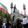 Un iraní porta un simulacro de misil durante una celebración tras el ataque de Irán a Israel, en la plaza Palestina, en Teherán, Irán, el 15 de abril de 2024.