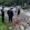 Labores de rescate de la familia en la quebrada de Gallinazo.