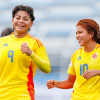 Gabriela Rodríguez (d) celebra con Yésica Muñoz uno de los dos goles que la Selección Colombia le convirtió a Chile.