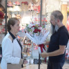 Así se preparan las floristerías de Manizales para el Día de la Madre, el 12 de mayo. Floristas hablan de la economía del mercado floral y sugieren regalos. En la foto, Julio Enrique Zapata Gutiérrez, copropietario del negocio familiar La Perla, le entrega un buqué a su madre, Martha Elena Gutiérrez Calderón, quien tiene 55 años de experiencia con las flores.