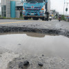 Al menos cinco huecos contó LA PATRIA en la calle 48 antes de llegar al semáforo del sector La Fuente. Carros, motos y hasta bicicletas transitan continuamente por esa zona exponiendo su integridad y la de los peatones. Denunciantes se quejan de la profundidad de las aberturas. Afirman que ya se han presentando accidentes.