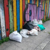 Los residentes del Barrio Colombia exponen que los comercios y los vecinos sacan las bolsas a deshoras. Como consecuencia, depositan desechos en el parque principal contaminando la zona verde. Los residentes del Barrio Colombia exponen que los comercios y los vecinos sacan las bolsas a deshoras. Como consecuencia, depositan desechos en el parque principal contaminando la zona verde.