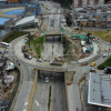 La comunidad en Los Cámbulos aún espera el puente elevado que serviría para retornar a Villamaría. Aunque el avance de las obras del intercambiador vial ya está en el 99%, según dijo en abril el director del Instituto Nacional de Vías en Caldas, Julio Guevara, comerciantes lamentan que las construcciones han disminuido su clientela y piden que se aceleren los trabajos, que inicialmente se iban a culminar en septiembre del 2023.