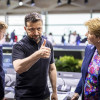 El presidente de Ucrania Volodimir Zelensky (izquierda) hace un gesto junto a la presidenta Federal de Suiza Viola Amherd (derecha) al término de la sesión plenaria de la Cumbre de Paz para Ucrania.