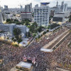 Miles de personas participan en una protesta este sábado, contra el Gobierno del primer ministro, Benjamín Netanyahu, en la plaza de la Democracia de Tel Aviv (Israel).