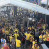  Aficionados ingresan sin control al estadio Hard Rock este domingo previo a la final de la Copa América, en Miami (Estados Unidos).