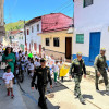 Estudiantes de la IE Pablo VI y la banda estudiantil participaron en el desfile. Estudiantes de la IE Pablo VI y la banda estudiantil participaron en el desfile.