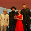 Juan Esteban Isaza Gaviria, de sombrero, recibió el premio como mejor solista vocal en el la 36 edición del Festival Hatoviejo Cotrafa. 