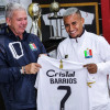 Hernán Darío Herrera, técnico del Once Caldas, con Michael Barrios, refuerzo.