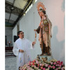José Silvano Peralta Hernández, párroco de El Bosque, frente a la imagen de la Virgen del Carmen.