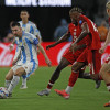 Lionel Messi en acción contra Canadá durante las semifinales de la Copa América 2024. El campeón del mundo anotó el segundo tanto en la victoria 2-0 de Argentina.