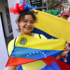 Una mujer posa durante una concentración de ciudadanos venezolanos durante la jornada de elecciones presidenciales en Venezuela este domingo, en Santa Cruz (Bolivia).