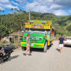 Esta chiva estuvo parada cerca de una hora en la vereda La Robada, por el bloqueo en la vía Riosucio (Caldas) - Jardín (Antioquia).