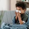 Si el niño desarrolla síntomas respiratorios, déjelo en casa. Enviarlo al preescolar, si es que ya está escolarizado, se convierte en un riesgo para otros. Vacúnelo con los diferentes biológicos que ofrece el Plan Ampliado de Inmunización (PAI) para evitarle otras enfermedades. Si el niño desarrolla síntomas respiratorios, déjelo en casa. Enviarlo al preescolar, si es que ya está escolarizado, se convierte en un riesgo para otros. Vacúnelo con los diferentes biológicos que ofrece el Plan Ampliado de Inmunización (PAI) para evitarle otras enfermedades.