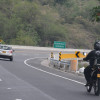 El bloqueo del pasado jueves (22 de agosto) en La Pintada (Antioquia) se levantó tras siete horas, pero el malestar no se ha ido. La comunidad le exige a la Agencia Nacional de Infraestructura (ANI) construir un acceso vial que la conecte directamente con la concesión Pacífico Dos, en la vía Manizales-Medellín. El objetivo es cuidar el comercio local. El Gobierno propone edificar un retorno.