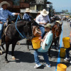 Los caballos tienen puntos de hidratación durante su recorrido en la cabalgata de la Feria de Manizales.