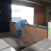 Un operario trabaja en el interior del estadio Palogrande.