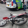 Un motociclista resultó lesionado tras chocar contra un taxi en el Centro de Manizales.