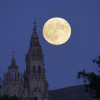 La luna llena sale hoy sobre la catedral de Santiago de Compostela. La segunda de las cuatro superlunas que se van a registrar este año mostrará la próxima madrugada un pequeño eclipse parcial que se apreciará a la vista como un pequeño mordisco al disco lunar y que será visible a simple vista de África, Europa y América.