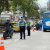 Los agentes ayudaron al motociclista lesionado tras sufrir la caída.