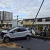 Una camioneta Ford fue la que ocasionó el accidente en la avenida del barrio Laureles de Manizales. Al parecer, se quedó sin frenos. Un Mazda terminó volcado.