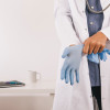 Un médico puede pedir al paciente una prueba de sangre para certificar la elevación del antígeno prostático específico (PSA). También indicar un tacto rectal, al que no hay que temer. El diagnóstico final se lleva a cabo con una biopsia. Un médico puede pedir al paciente una prueba de sangre para certificar la elevación del antígeno prostático específico (PSA). También indicar un tacto rectal, al que no hay que temer. El diagnóstico final se lleva a cabo con una biopsia.