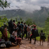 En medio de la selva espesa, en puntos definidos por los grupos que ejercen control sobre las rutas, los migrantes encuentran hidratación, alimentación y acceso a internet. Una bebida hidratante cuesta cinco dólares, una comida diez, una empanada o un pequeño helado valen dos dólares.  En medio de la selva espesa, en puntos definidos por los grupos que ejercen control sobre las rutas, los migrantes encuentran hidratación, alimentación y acceso a internet. Una bebida hidratante cuesta cinco dólares, una comida diez, una empanada o un pequeño helado valen dos dólares.