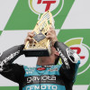 David Alonso celebra su quinta victoria consecutiva y la duocédima de la temporada de Moto3. David Alonso celebra su quinta victoria consecutiva y la duocédima de la temporada de Moto3.