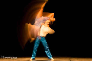 La coordinación y la forma de danzar de los ocho bailarines demostró el talento, el trabajo con la respiración y la preparación para llevar este trabajo a la escena