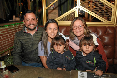 Foto | Argemiro Idárraga | LA PATRIA Esteban Díaz Osorio, Laura Daniela Estrada, Emma Patricia Osorio y las niñas Emma Díaz Estrada y Francia Díaz Estrada estuvieron en el restaurante Cortesana para celebrar el cumpleaños de Emma Patricia Osorio.