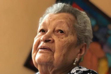 Foto | Cortesía | LA PATRIA Mensaje a Lilia Rico de Cardona de su nieta Manuela Ríos Cardona: "Hoy se cumplen varios días de tu partida y no tengo palabras para describir el vacío abrumador que siento en el pecho. Me pregunto si dimensionaste alguna vez el regalo tan grande que me diste. La música abuela, esa que era tuya y la hiciste nuestra. Me entregaste un tesoro tan sagrado y prometo honrarlo hasta el último día de mi existencia. A mi mami gracias por la vida y a ti, abuela Lilia, gracias por la música