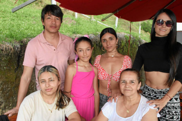 Foto | Argemiro Idárraga | LA PATRIA Alejandra López Espinoza, Patricia Eugenia Espinoza, Jenny Gallego, Zoé Londoño, Jenny López y Katerín López, compartieron un almuerzo en el restaurante Mirador de La Camelia.