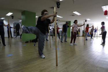 Una de las actividades del programa de Años Vitales es la gimnasia básica.