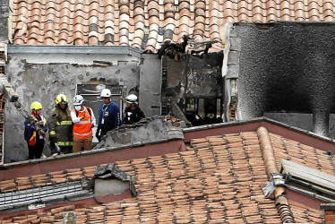 Foto | EFE | LA PATRIA  El accidente aéreo ocurrido en el barrio Belén Rosales, de Medellín. 