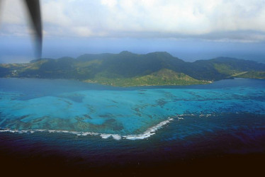 Foto | EFE | LA PATRIA Vista aérea de la Isla de Providencia durante el recorrido de un patrullero marítimo de la Armada Nacional sobre el archipiélago.