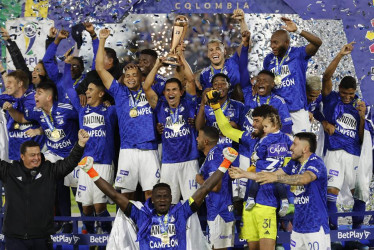 Jugadores de Millonarios celebran al ganar la final de la Copa Colombia, en el estadio El Campín en Bogotá (Colombia).