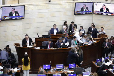 El senador colombiano Gustavo Bolívar (i) habla durante un debate sobre la reforma tributaria en la plenaria del Senado en Bogotá.