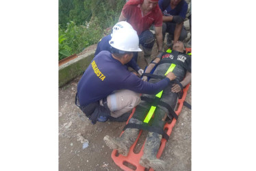 Momento en el que los socorristas ponen al herido en una camilla para su posterior traslado a un centro asistencial.