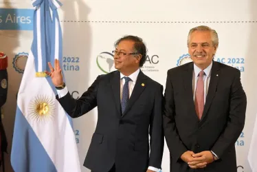 El presidente Gustavo Petro acompañado por su homólogo de Argentina, Alberto Fernandez. 