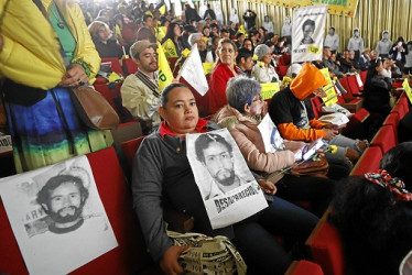 Foto | EFE | LA PATRIA  Familiares de las víctimas se reunieron ayer en el Centro de Memoria Histórica, en Bogotá, que los recibió decorado con figuras de tamaño real con los nombres de los asesinados. En el lugar hubo también pancartas que decían: "Es hora ya de justicia para las víctimas del genocidio contra la Unión patriótica", todo en medio de rosas amarillas y verdes, los colores que identifican a esa colectividad política.