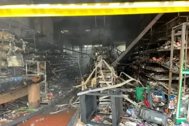 Controlan puntos calientes en supermercado que se incendió el jueves en Manzanares