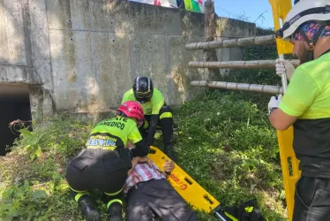 Este es el momento en el que los paramédicos de ByR atienden al hombre. 