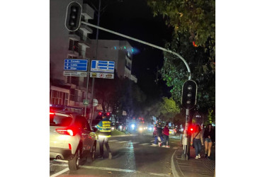 En el sector de Plaza 51, sobre la avenida Santander, autoridades de tránsito regulan la movilidad de la ciudad.