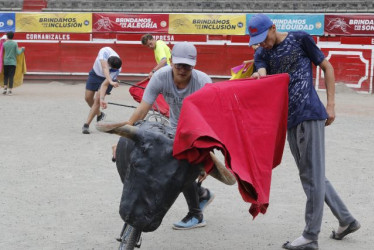 El entrenamiento en la Tauroescuela Cormanizales es colaborativo. Todos apoyan a sus compañeros en su aprendizaje.