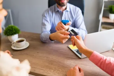 Persona pagando con una tarjeta de crédito